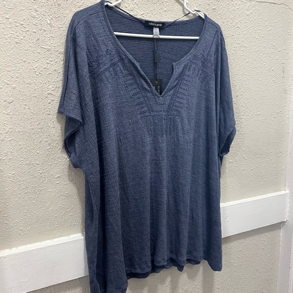 Cable & Gauge Blue Embroidered Textured V-Neck Top NWT 2X - Picture 2 of 5